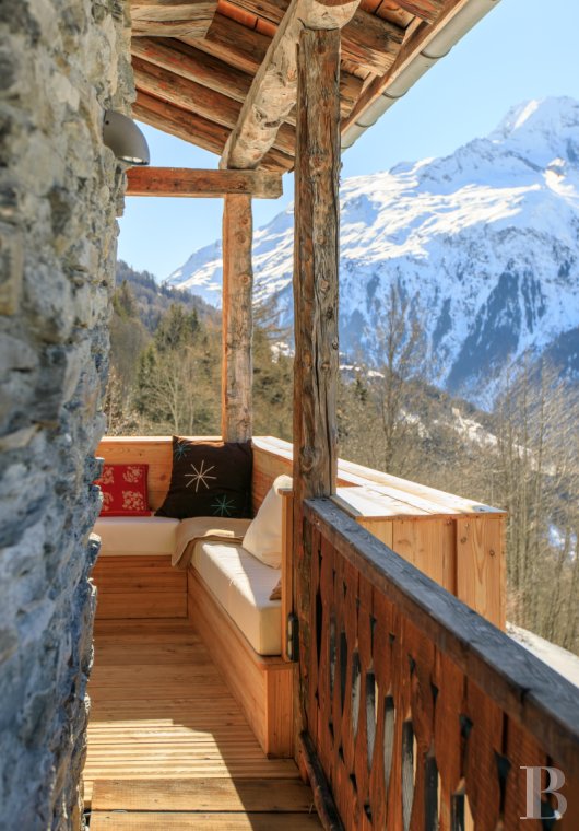 En Savoie, dans un hameau de la vallée de la Tarentaise, un grand chalet traditionnel rénové avec soin - photo  n°51
